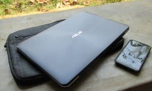 Laptop and smartphone for Peru