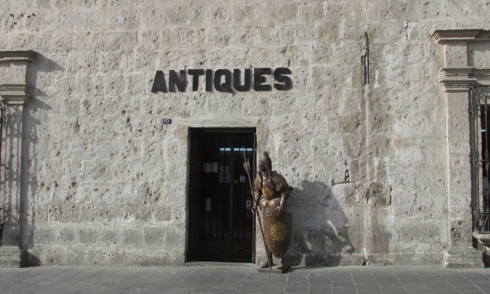 El Anticuario antiques store in Arequipa, 