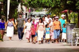 Peruvian slang words and phrases - latino family walking together