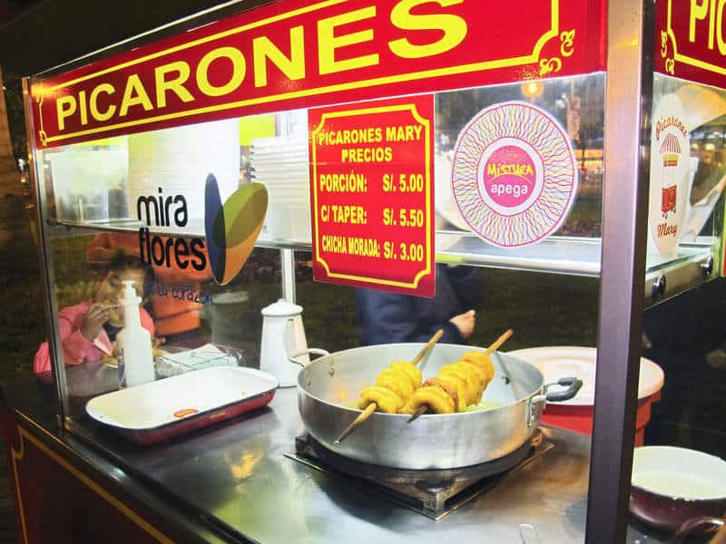 Picarones cibo di strada nel Parque Kennedy Miraflores Lima Perù